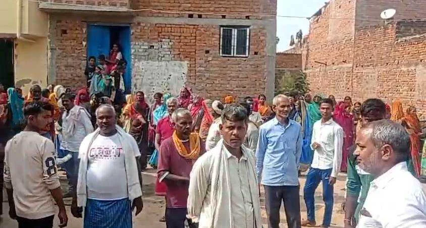 कैमूर: पूर्व विधायक अशोक सिंह के आश्वासन के बाद मानिकपुर दुघरा गांव के ग्रामीणों ने वोट बहिष्कार को लिया वापस, मतदाताओ ने किया मतदान 3