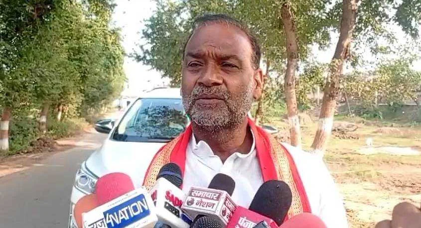 कैमूर: पूर्व विधायक अशोक सिंह के आश्वासन के बाद मानिकपुर दुघरा गांव के ग्रामीणों ने वोट बहिष्कार को लिया वापस, मतदाताओ ने किया मतदान 2