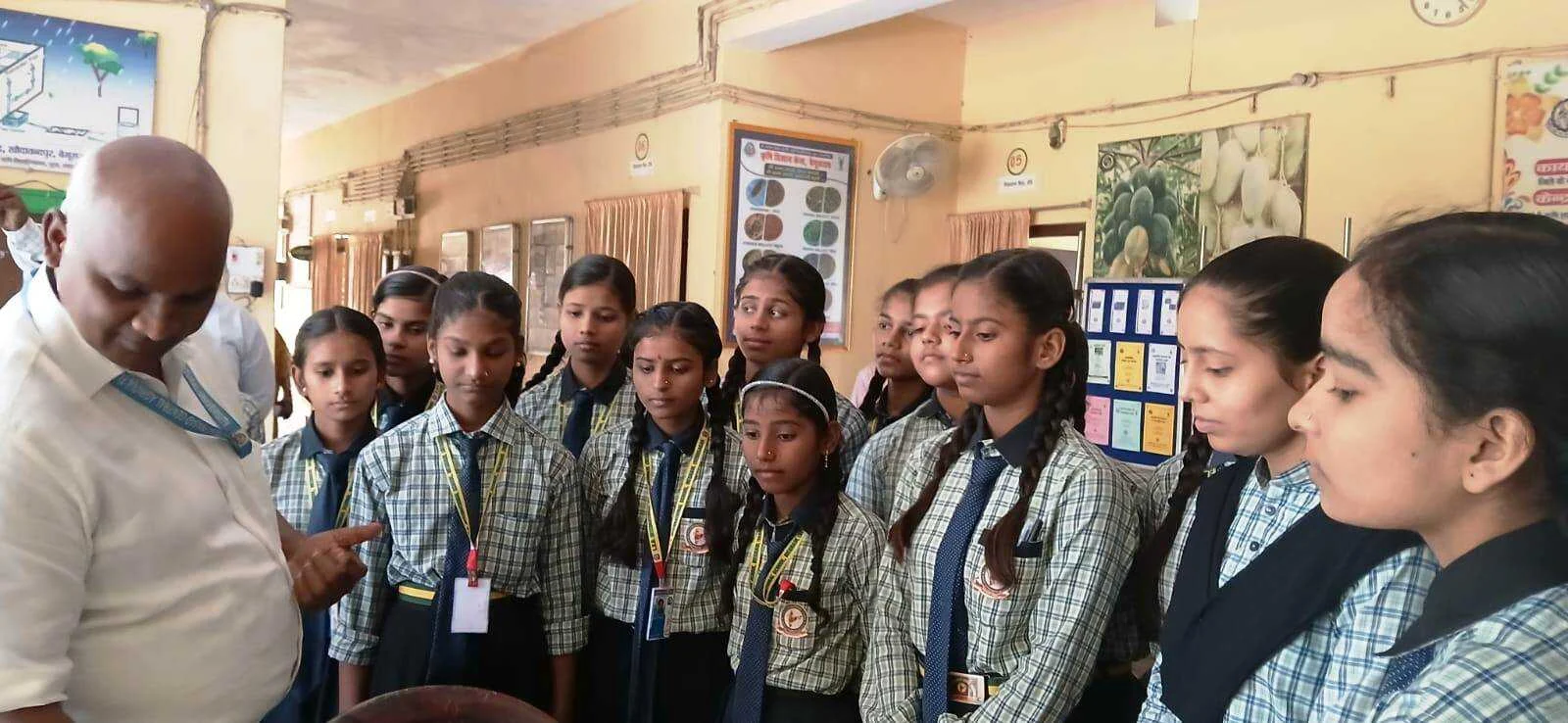 बाल दिवस के मौके पर एलएसडी मेघौल के छात्र-छात्राओं ने कृषि विज्ञान केन्द्र का किया भ्रमण,लिया महत्वपूर्ण जानकारी 2
