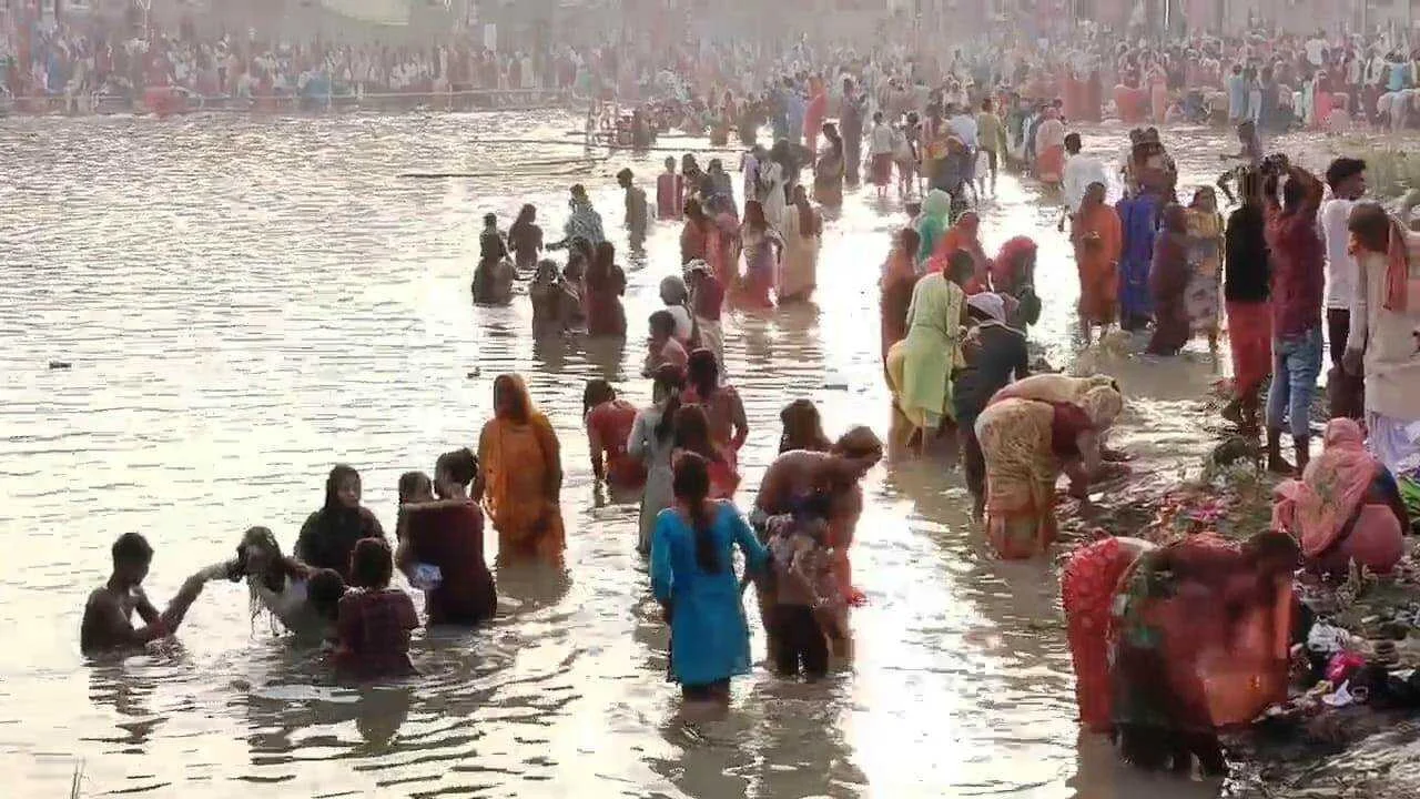 नालंदा: कार्तिक पूर्णिमा के मौके पर कोसुक छठघाट बड़गांव छठ घाट पर उमड़ी श्रद्धालुओं की भीड़ 2