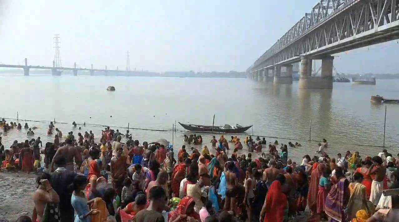 बेगूसराय में कार्तिक पूर्णिमा को लेकर विभिन्न गंगा घाटो पर स्नान के लिए जुटी श्रद्धालूओ की भीड 2