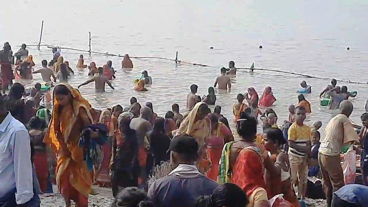 बेगूसराय में कार्तिक पूर्णिमा को लेकर विभिन्न गंगा घाटो पर स्नान के लिए जुटी श्रद्धालूओ की भीड 3