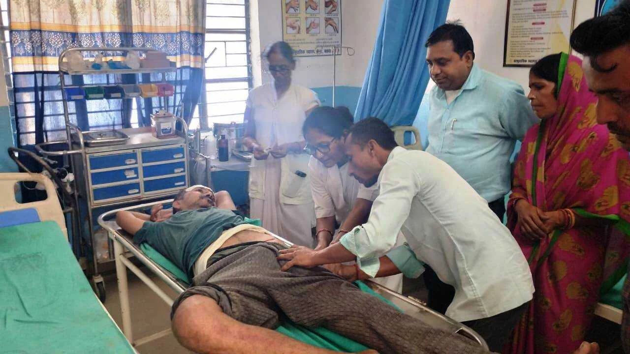 एनएच 28 पर दो बाइक की टक्कर में दोनों बाइक के चालक बुरी तरह घायल, अस्पताल में भर्ती 2