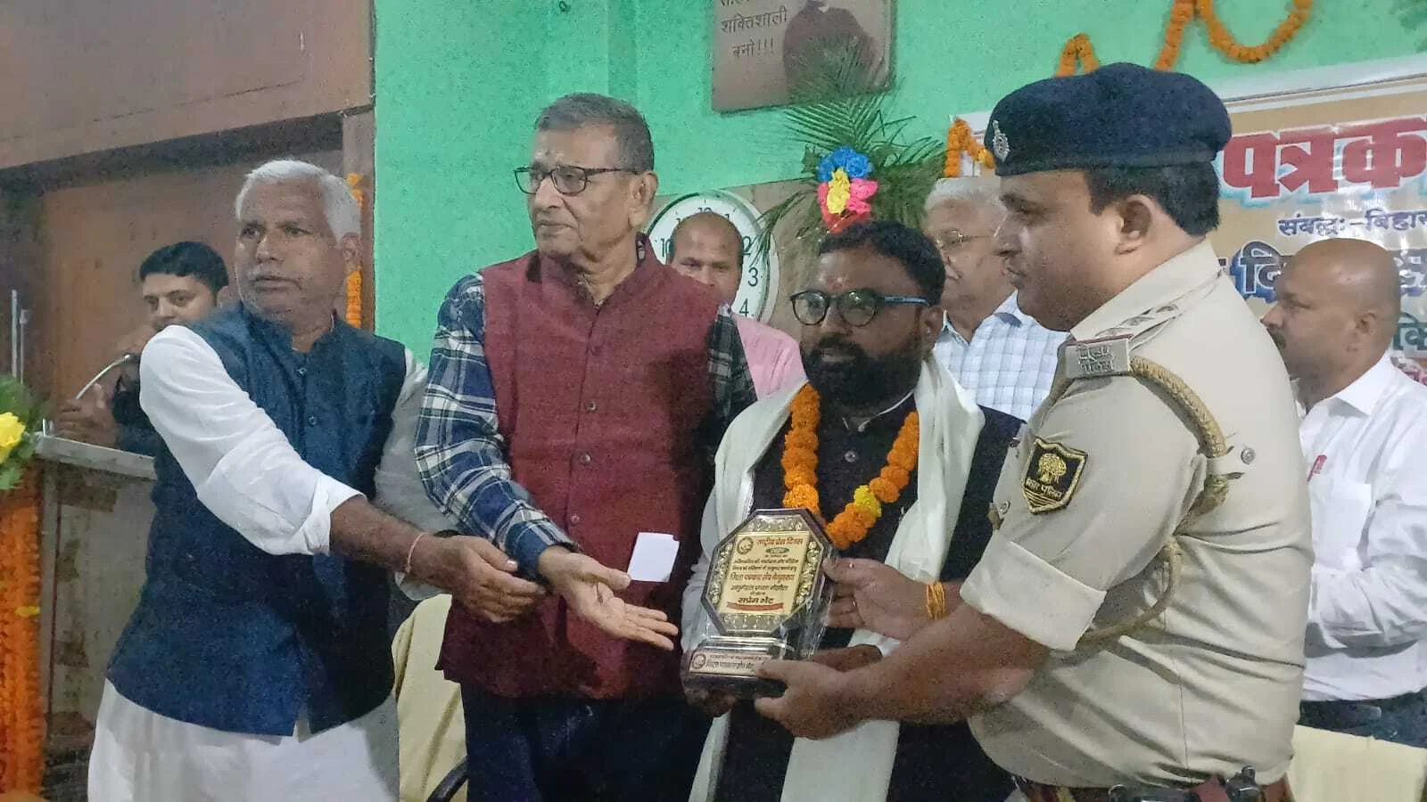 मिडिया आर्थिक दबाव के साथ-साथ अपनी बनाये रखते हैं स्वभिमान 3