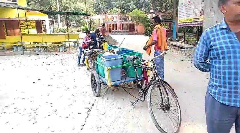 प्रखंड मुख्यालय के सामने कचरा फेंककर स्वच्छता कर्मी ने जताया विरोध 2