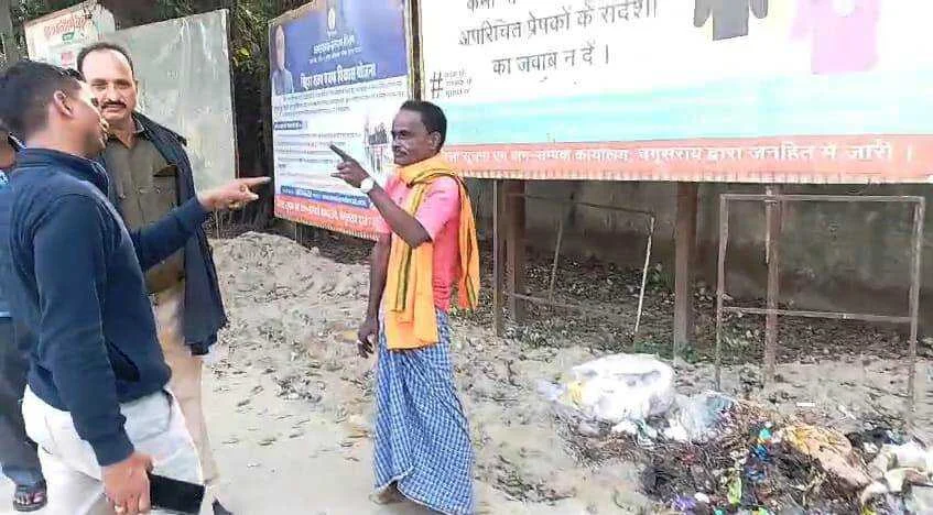 प्रखंड मुख्यालय के सामने कचरा फेंककर स्वच्छता कर्मी ने जताया विरोध 3