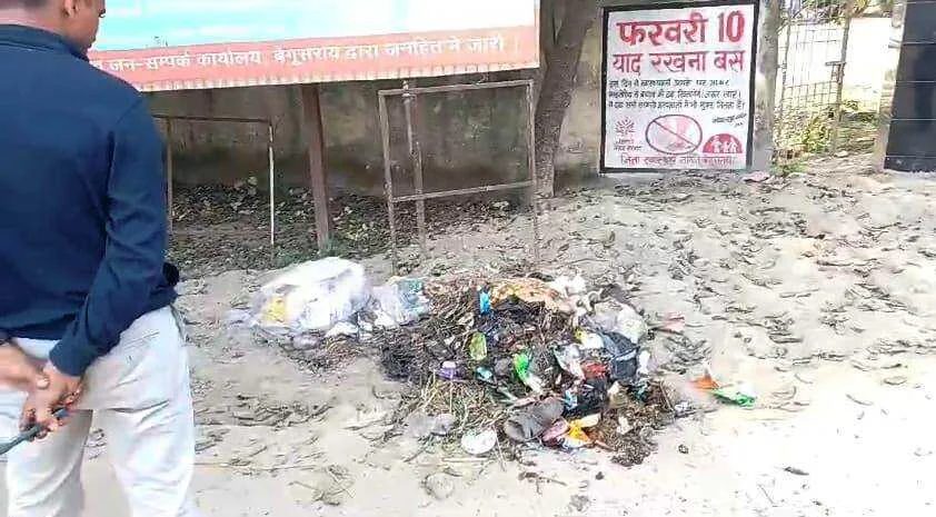 प्रखंड मुख्यालय के सामने कचरा फेंककर स्वच्छता कर्मी ने जताया विरोध 4