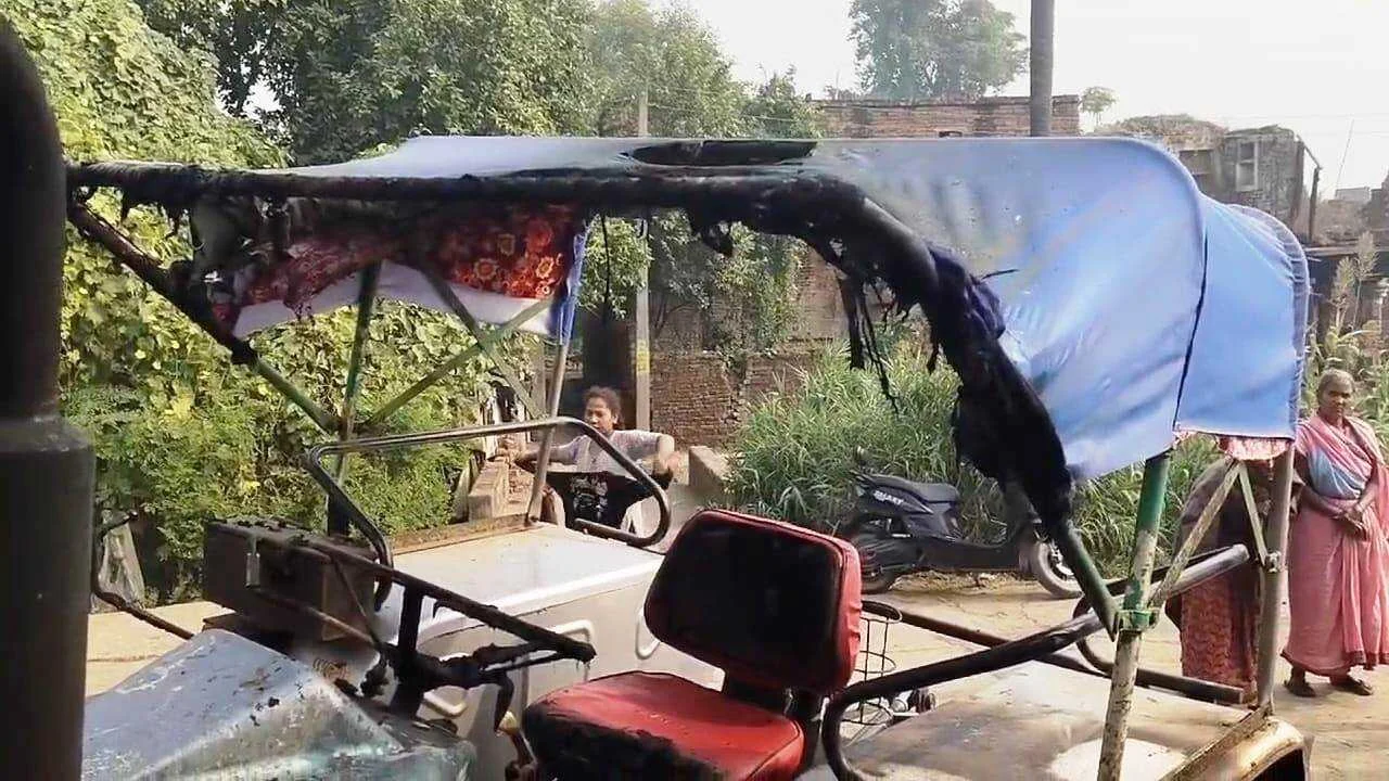 नालंदा: घर के आगे लगे ट्रैक्टर में बदमाशों ने लगाई आग, ट्रैक्टर जल कर हुआ खाक 3