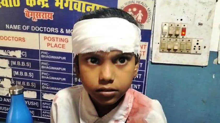 भगवानपुर प्रखंड मुख्यालय स्थित मध्य विद्यालय प्रखंड कॉलोनी परिसर में एक बालिका झूला झूलने के दौरान गिरकर हुई जख्मी 3
