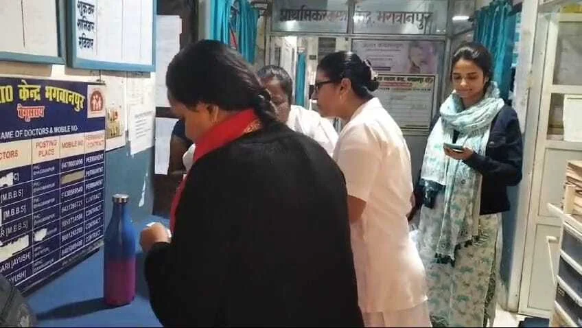 भगवानपुर प्रखंड मुख्यालय स्थित मध्य विद्यालय प्रखंड कॉलोनी परिसर में एक बालिका झूला झूलने के दौरान गिरकर हुई जख्मी 2