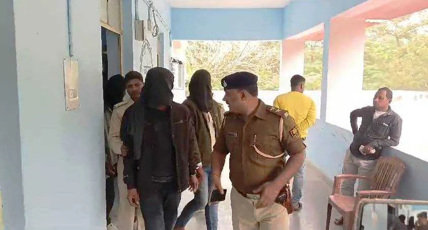 बेगूसराय पुलिस को मिली बड़ी सफलता, देशी कट्टा व भारी मात्रा में जिंदा कारतूस के साथ अपराध की योजना बना रहे तीन अपराधी को किया गिरफ्तार 3