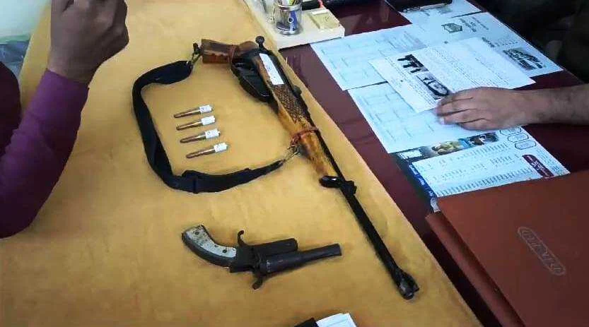 बेगूसराय पुलिस को मिली बड़ी सफलता, देशी कट्टा व भारी मात्रा में जिंदा कारतूस के साथ अपराध की योजना बना रहे तीन अपराधी को किया गिरफ्तार 2