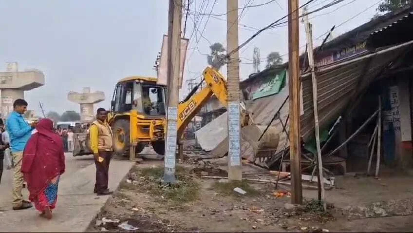 बेगूसराय में सड़क जाम से निजात पाने को लेकर जिला प्रशासन हुआ शक्त, बुलडोजर चलाकर हटा रहे है सड़क किनारे से दुकान 3