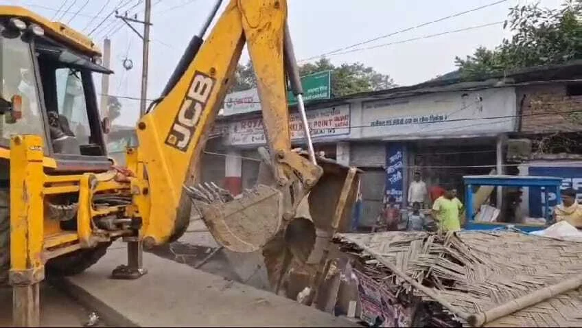 बेगूसराय में सड़क जाम से निजात पाने को लेकर जिला प्रशासन हुआ शक्त, बुलडोजर चलाकर हटा रहे है सड़क किनारे से दुकान 4