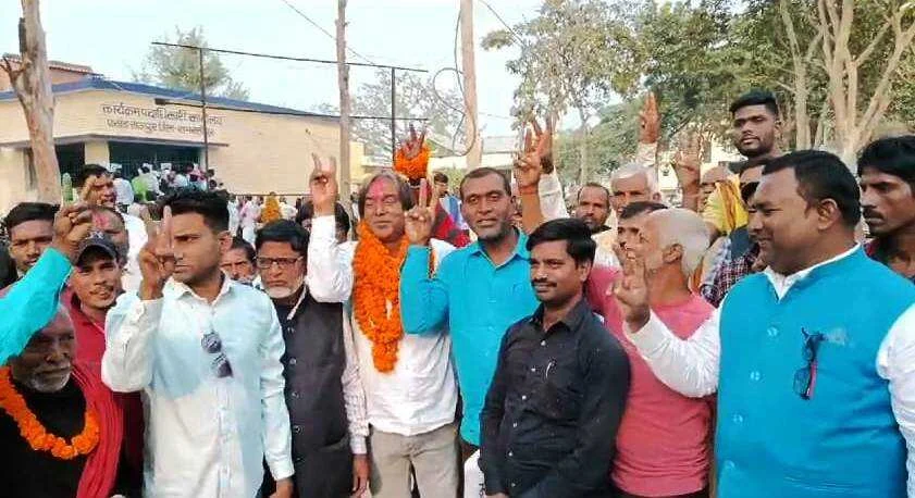 समस्तीपुर: पैक्स चुनाव को लेकर मुरादपुर बंगरा से अध्यक्ष पद पर बलवंत सिंह ने किया नामांकन, लगी समर्थकों की भीड़ 2