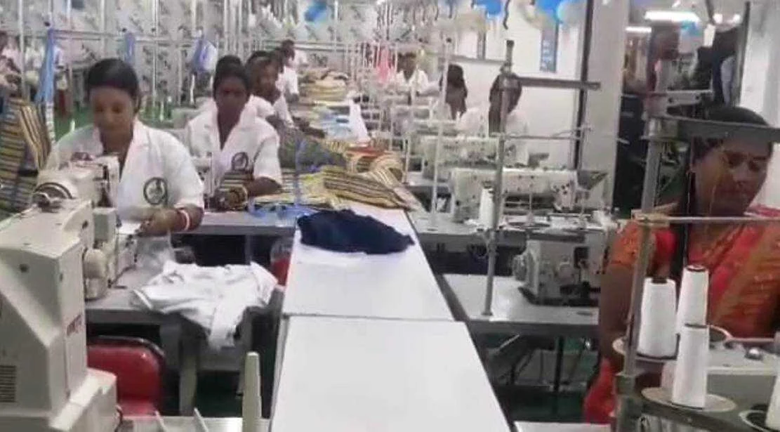 बेगूसराय में जीविका दीदी कौशल विकास केन्द्र का उद्घाटन केंन्द्रीय मंत्री गिरिराज सिंह व जिलाधिकारी तुषार सिंगला ने किया 2