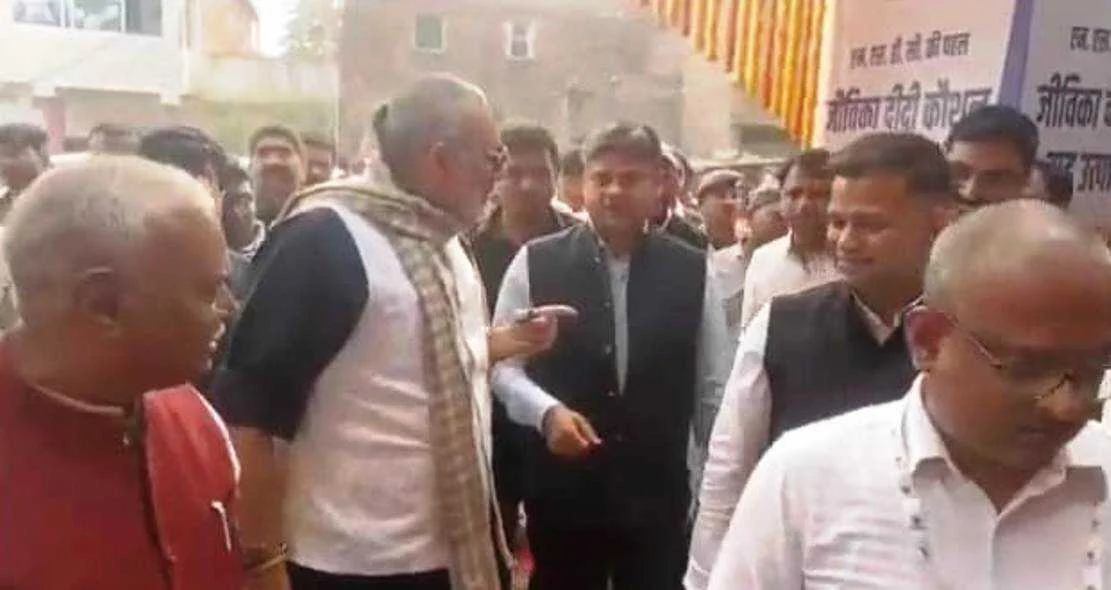 बेगूसराय में जीविका दीदी कौशल विकास केन्द्र का उद्घाटन केंन्द्रीय मंत्री गिरिराज सिंह व जिलाधिकारी तुषार सिंगला ने किया 4