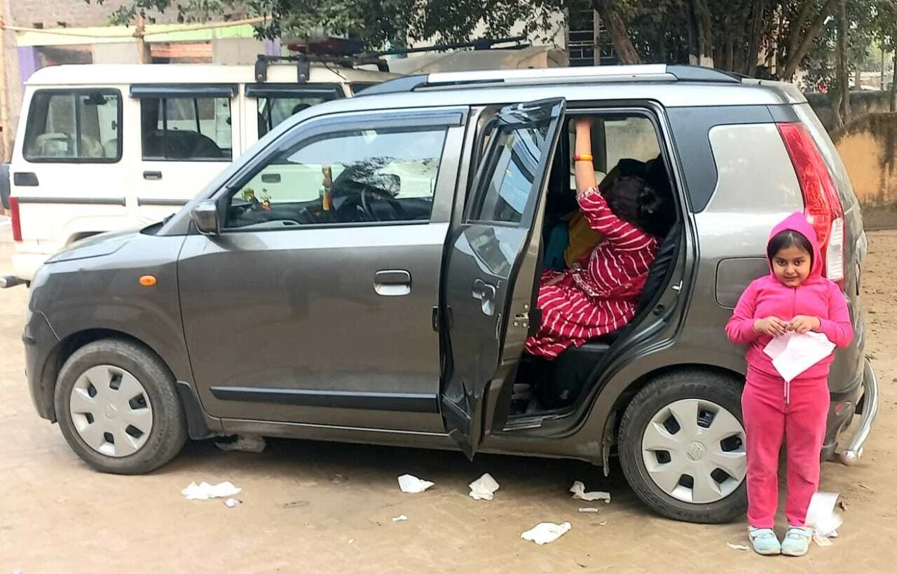 बछवाड़ा टोल प्लाजा के समीप फ़ास्ट टेग के लिए रुके मारुती कार से अपराधियों ने एक बैग सहित  25 लाख का जेवरात व् 20 हजार नगद लेकर हुआ  फरार 2