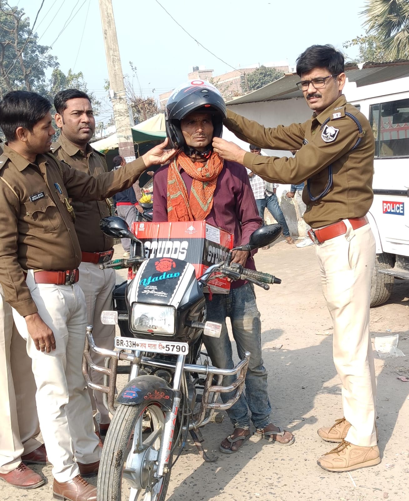 समस्तीपुर: विभिन्न थानों की पुलिस ने चलाया सघन वाहन चेकिंग अभियान,  वाहन चालक से वसूला गया जुर्माना 3