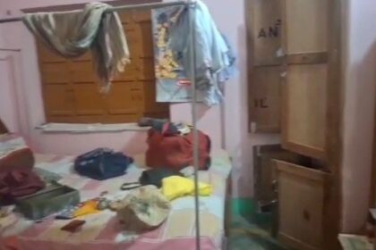बेगूसराय में बीती रात अज्ञात चोरों ने सेवानिवृत्त प्रोफेसर  के घर का मुख्य दरवाजा काटकर 10 लाख के जेवरात 30 हजार नगद समेत अन्य सामानों की चोरी 30