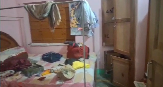 बेगूसराय में बीती रात अज्ञात चोरों ने सेवानिवृत्त प्रोफेसर  के घर का मुख्य दरवाजा काटकर 10 लाख के जेवरात 30 हजार नगद समेत अन्य सामानों की चोरी 1