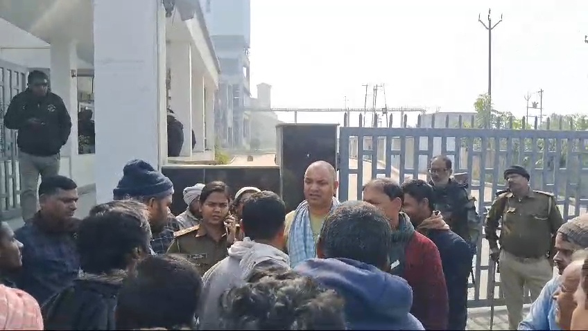 समस्तीपुर: सीमेंट फैक्ट्री में एक मजदूर की ट्रक से दबने से दर्दनाक मौत,आक्रोशित ग्रामीणों ने फैक्ट्री समेत पुलिस पर बोला हमला, कई पुलिसकर्मी घायल 4