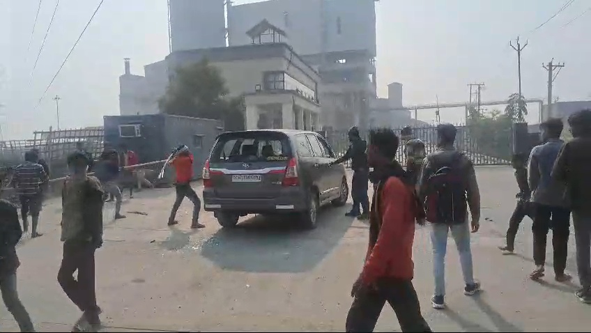 समस्तीपुर: सीमेंट फैक्ट्री में एक मजदूर की ट्रक से दबने से दर्दनाक मौत,आक्रोशित ग्रामीणों ने फैक्ट्री समेत पुलिस पर बोला हमला, कई पुलिसकर्मी घायल 2