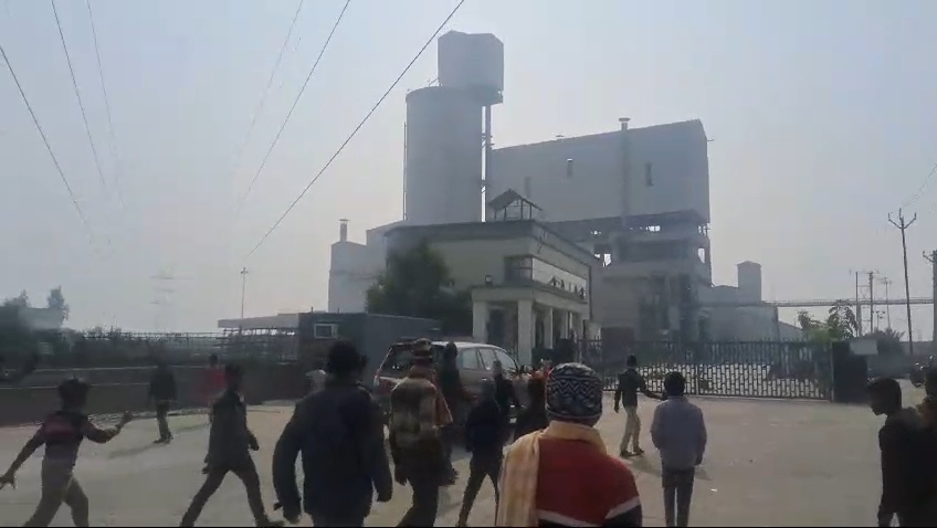 समस्तीपुर: सीमेंट फैक्ट्री में एक मजदूर की ट्रक से दबने से दर्दनाक मौत,आक्रोशित ग्रामीणों ने फैक्ट्री समेत पुलिस पर बोला हमला, कई पुलिसकर्मी घायल 3