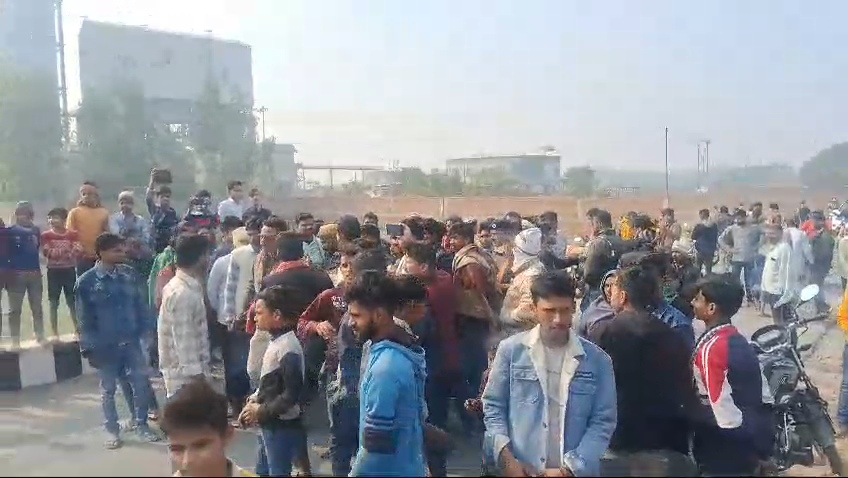 समस्तीपुर: सीमेंट फैक्ट्री में एक मजदूर की ट्रक से दबने से दर्दनाक मौत,आक्रोशित ग्रामीणों ने फैक्ट्री समेत पुलिस पर बोला हमला, कई पुलिसकर्मी घायल 1