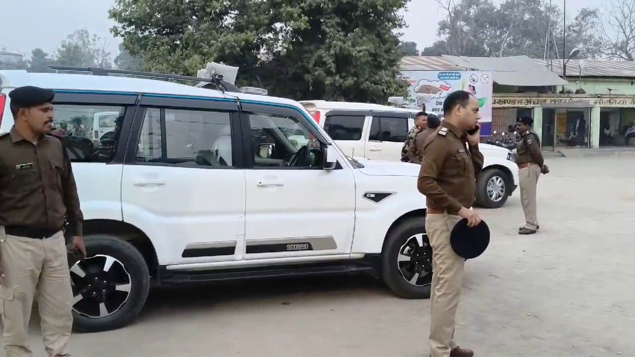 कैमूर: पैक्स चुनाव के दौरान घर में घुसकर पुलिस द्वारा तोड़ फोड़ करने का सीसीटीवी फुटेज आया सामने, डीएसपी ने कहा जांच जारी 3