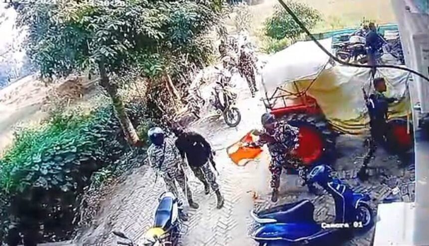 कैमूर: पैक्स चुनाव के दौरान घर में घुसकर पुलिस द्वारा तोड़ फोड़ करने का सीसीटीवी फुटेज आया सामने, डीएसपी ने कहा जांच जारी 1