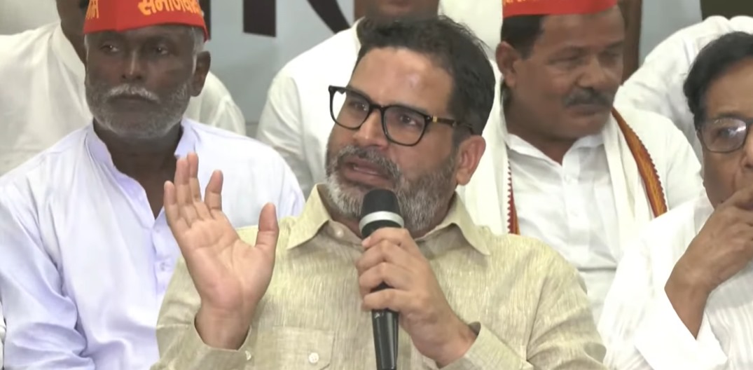 पेपर लीक मामले में प्रशांत किशोर ने सरकार को घेरा – जब आप अनपढ़-माफिया को नेता बनाएंगे जो खुद अपने कोचिंग सेंटर चला रहे हैं, ऐसे में आप उस व्यवस्था से कैसे उम्मीद करेंगे कि पेपर लीक नहीं होगा 2