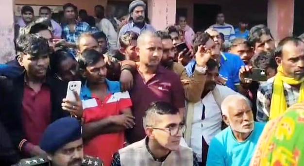 विद्यालय स्थानतरण का विवाद गहराया, आक्रोशित छात्र-अविभावको ने दुसरे दिन किया एनएच 31 जाम, जिला प्रशासन के खिलाफ किया जमकर नारेबाजी 1