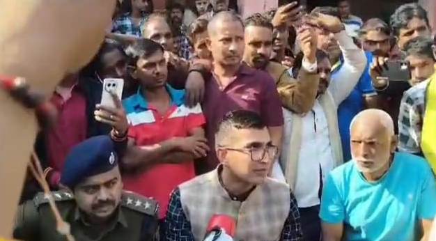 विद्यालय स्थानतरण का विवाद गहराया, आक्रोशित छात्र-अविभावको ने दुसरे दिन किया एनएच 31 जाम, जिला प्रशासन के खिलाफ किया जमकर नारेबाजी 2