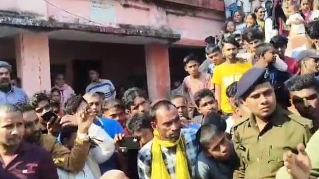 विद्यालय स्थानतरण का विवाद गहराया, आक्रोशित छात्र-अविभावको ने दुसरे दिन किया एनएच 31 जाम, जिला प्रशासन के खिलाफ किया जमकर नारेबाजी 4