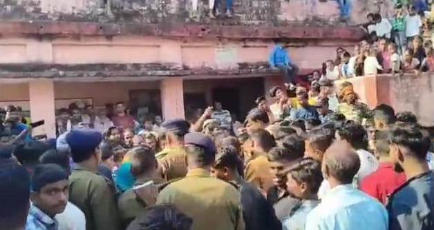 विद्यालय स्थानतरण का विवाद गहराया, आक्रोशित छात्र-अविभावको ने दुसरे दिन किया एनएच 31 जाम, जिला प्रशासन के खिलाफ किया जमकर नारेबाजी 5