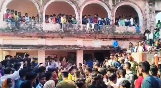 विद्यालय स्थानतरण का विवाद गहराया, आक्रोशित छात्र-अविभावको ने दुसरे दिन किया एनएच 31 जाम, जिला प्रशासन के खिलाफ किया जमकर नारेबाजी 3