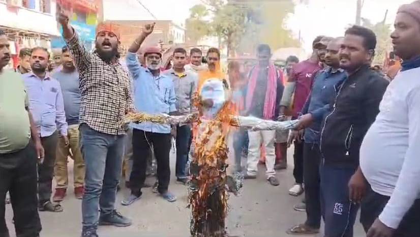 फुटकर दुकानदारों ने नगर परिषद पर लगाया मनमानी का आरोप, प्रदर्शन करते हुए जमकर की नारेबाजी 2
