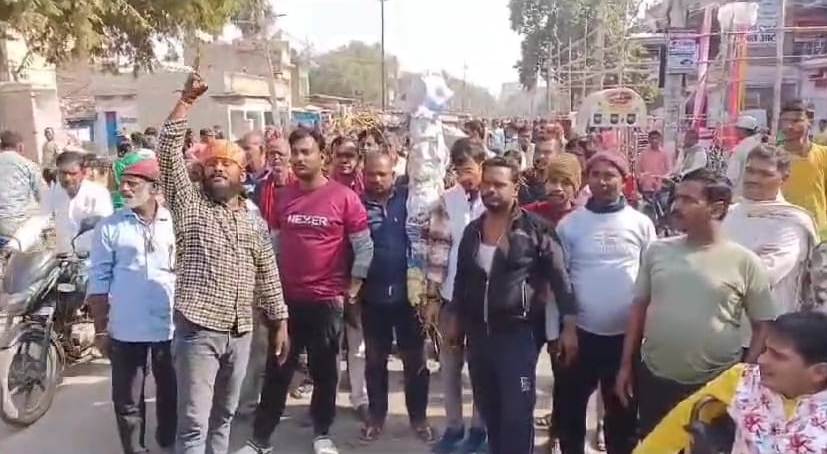 फुटकर दुकानदारों ने नगर परिषद पर लगाया मनमानी का आरोप, प्रदर्शन करते हुए जमकर की नारेबाजी 1