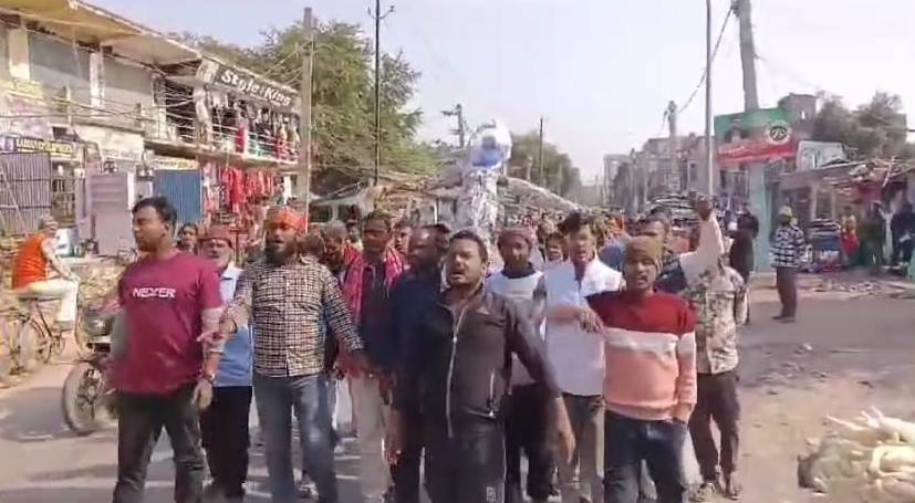 फुटकर दुकानदारों ने नगर परिषद पर लगाया मनमानी का आरोप, प्रदर्शन करते हुए जमकर की नारेबाजी 3