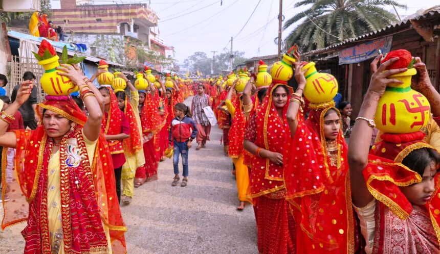 सकरी के केवल नारायण भारतीय फील्ड में श्री मदभागवत कथा का शुभारंभ भव्य शांति मंगल कलश यात्रा से किया गया 1