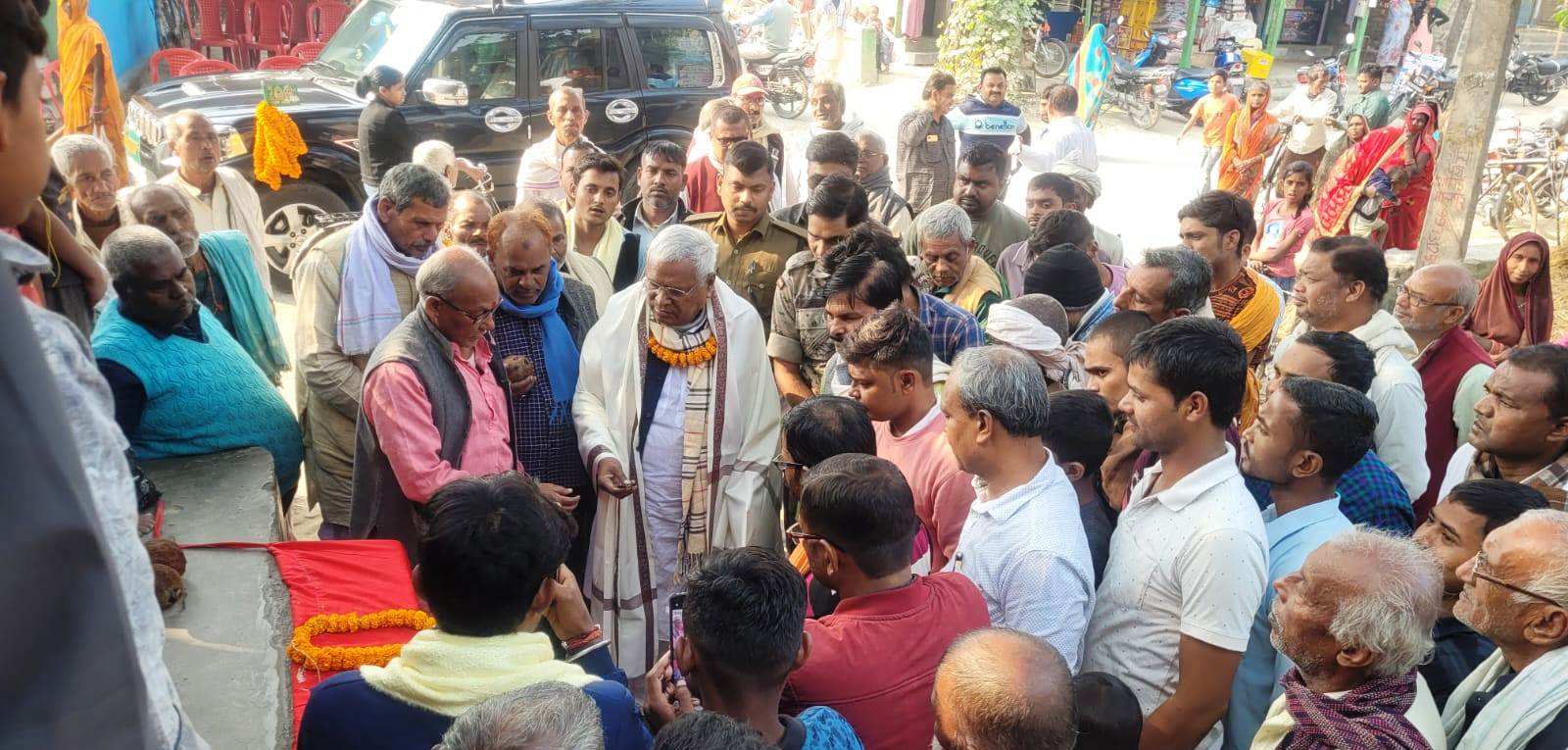 विधायक राजवंशी महतो ने खोदावंदपुर में पीसीसी पथ निर्माण कार्य का किया शिलान्यास 2