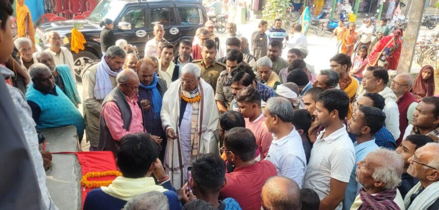 विधायक राजवंशी महतो ने खोदावंदपुर में पीसीसी पथ निर्माण कार्य का किया शिलान्यास 1