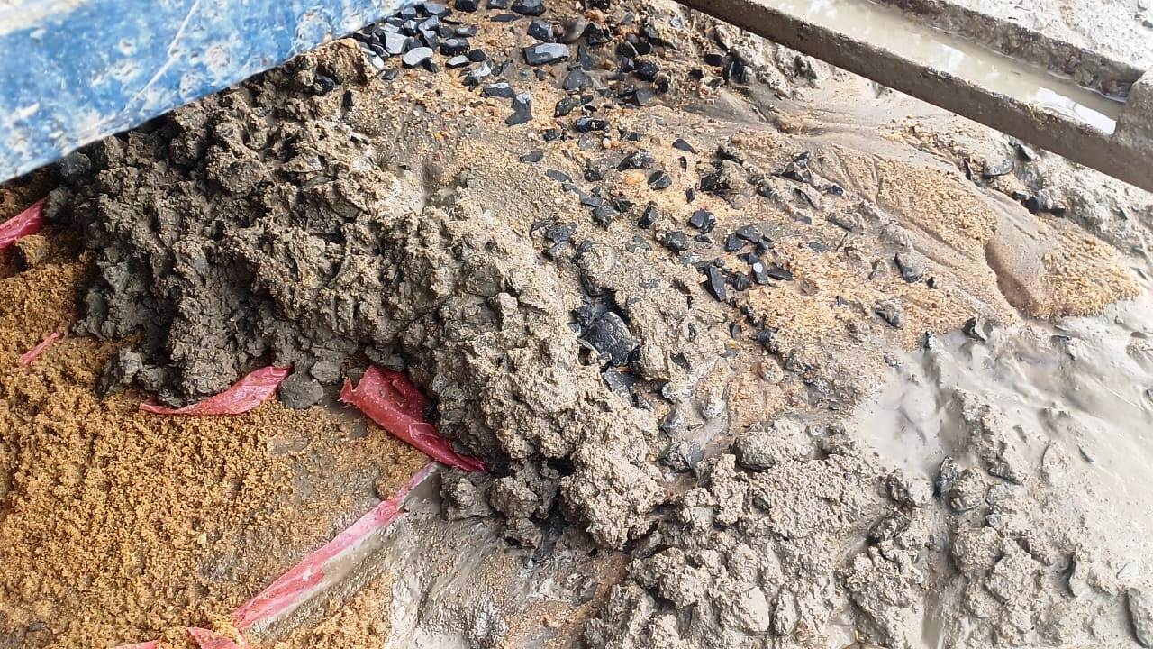 पीसीसी सड़क निर्माण में घटिया सामाग्री का उपयोग होने से आक्रोशित ग्रामीणों ने निर्माण कार्य रोकते हुए जांच की कर रहे है मांग 2