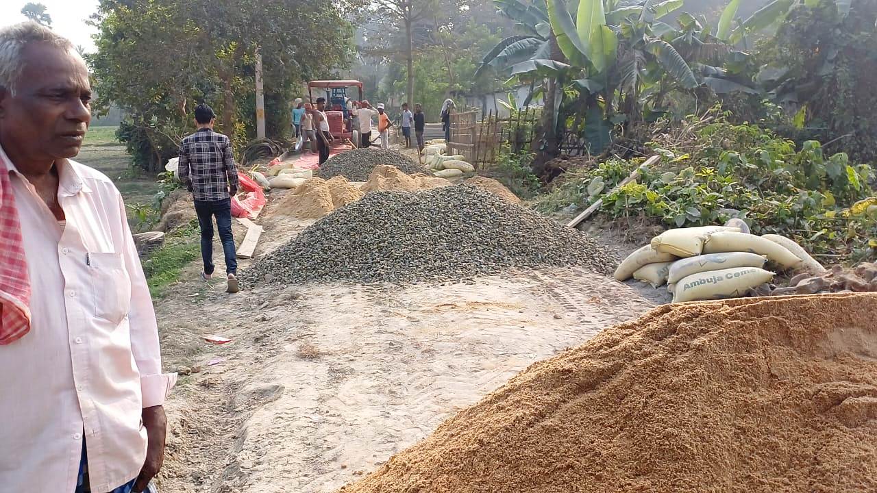 पीसीसी सड़क निर्माण में घटिया सामाग्री का उपयोग होने से आक्रोशित ग्रामीणों ने निर्माण कार्य रोकते हुए जांच की कर रहे है मांग 3