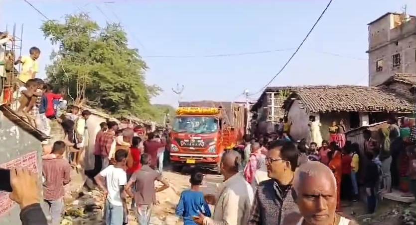 बेगूसराय में शराब से लदे ट्रक को उत्पाद पुलिस ने खदेड़ कर पकड़ा, ट्रक से भारी मात्रा में अंग्रेजी शराब बरामद 5