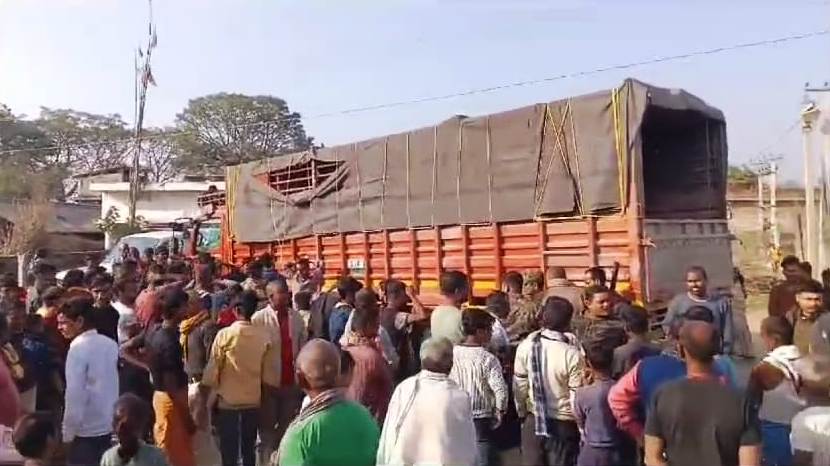 बेगूसराय में शराब से लदे ट्रक को उत्पाद पुलिस ने खदेड़ कर पकड़ा, ट्रक से भारी मात्रा में अंग्रेजी शराब बरामद 1