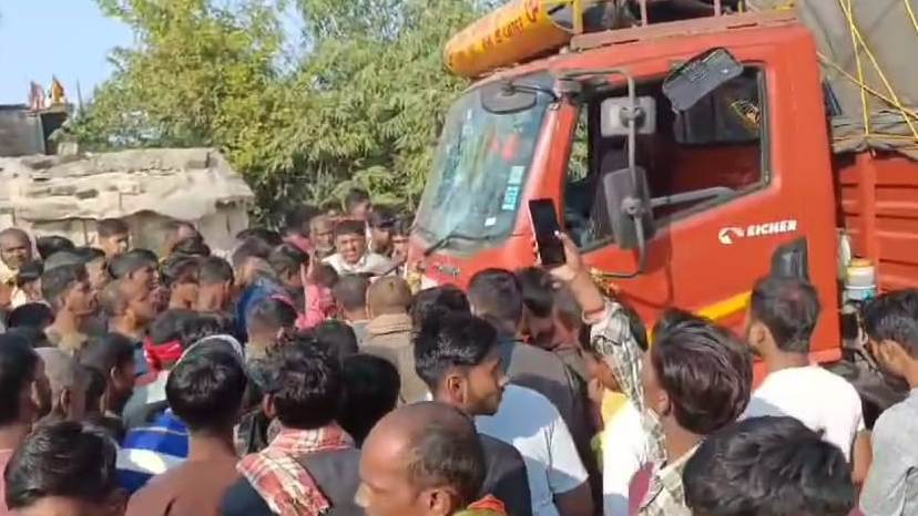 बेगूसराय में शराब से लदे ट्रक को उत्पाद पुलिस ने खदेड़ कर पकड़ा, ट्रक से भारी मात्रा में अंग्रेजी शराब बरामद 3