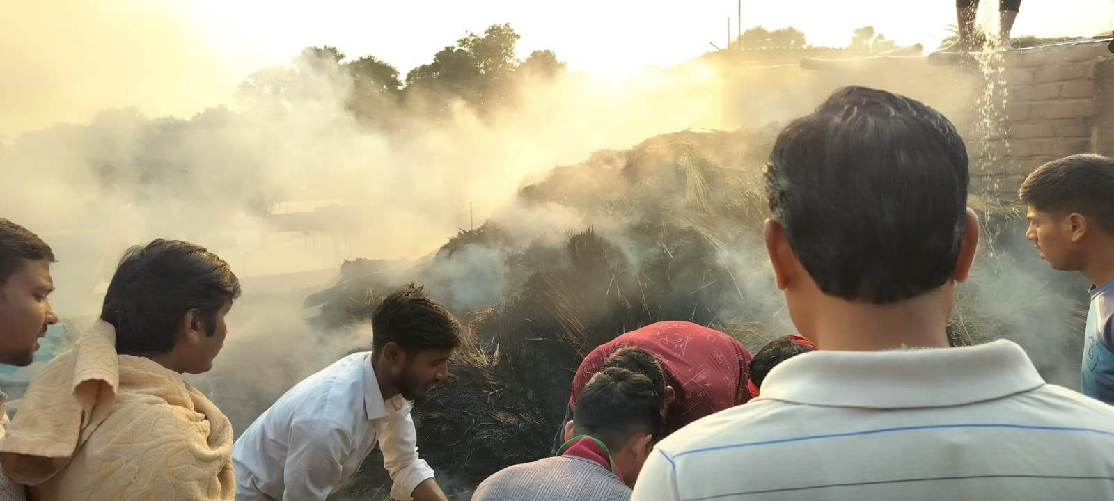 छत पर रखे धान के पुआल में अचानक लगी आग,अफरा तफरी का हुआ माहौल, सवा बीघे खेत का धान का पुआल जलकर राख 2