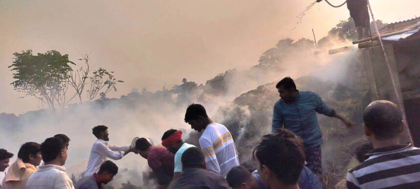 छत पर रखे धान के पुआल में अचानक लगी आग,अफरा तफरी का हुआ माहौल, सवा बीघे खेत का धान का पुआल जलकर राख 1